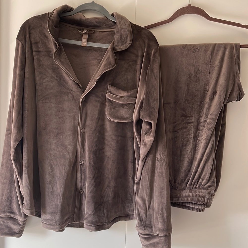 SKIMS Brown Pajama Set NWT